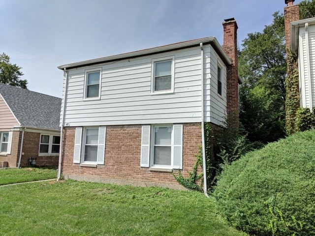 view of front of house with a front lawn