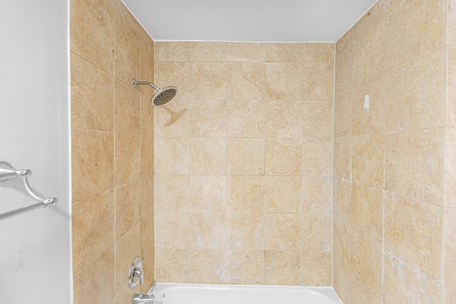 bathroom with tiled shower / bath