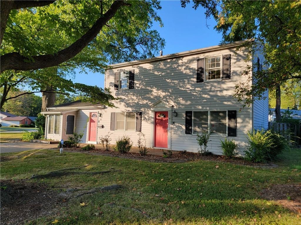 view of front facade with a front yard