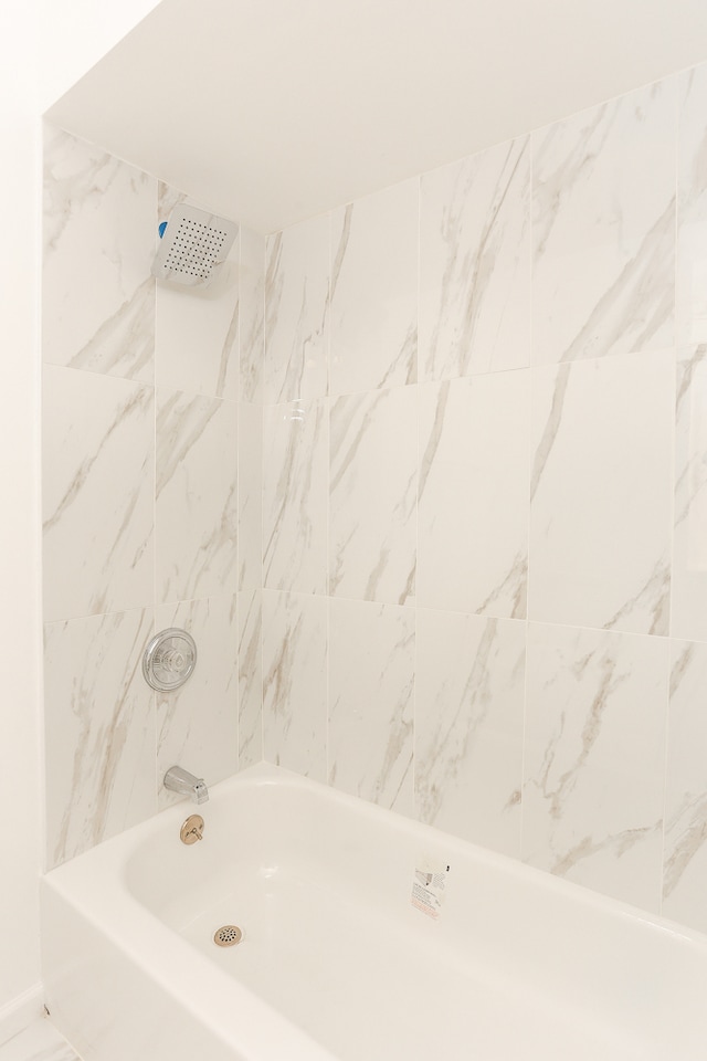 bathroom featuring tiled shower / bath combo