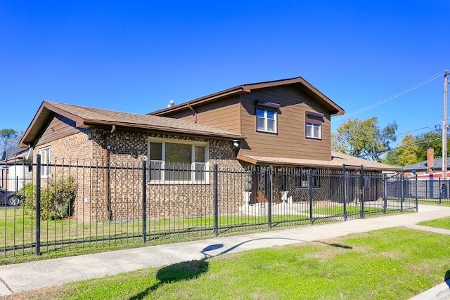 view of front of property featuring a front yard