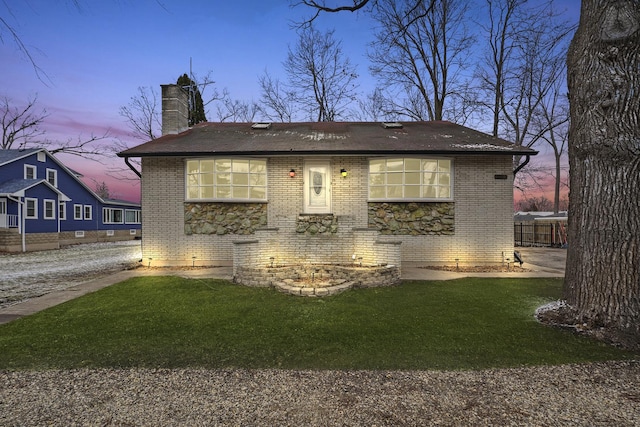 view of front facade featuring a lawn