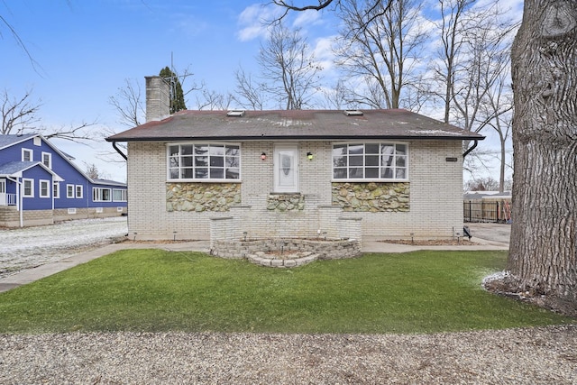 view of front of house featuring a front lawn