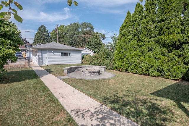 view of yard featuring a fire pit