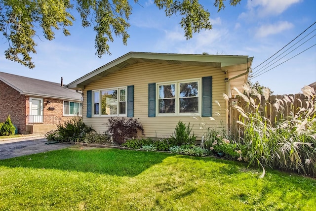 view of front of house featuring a front lawn