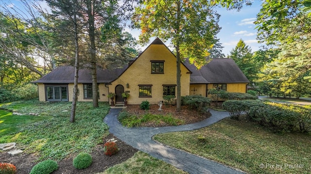 view of front of property featuring a front lawn