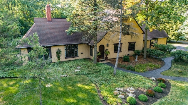 view of front of home featuring a front lawn