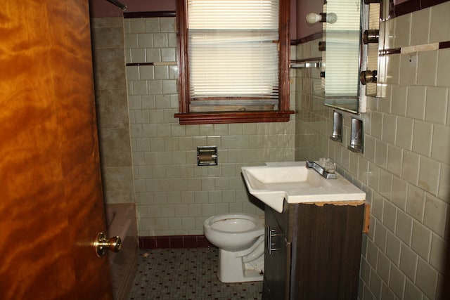 full bathroom featuring tile walls, tile patterned floors, vanity, and toilet