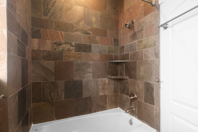 bathroom with tiled shower / bath