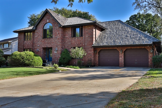 view of front facade with a front lawn