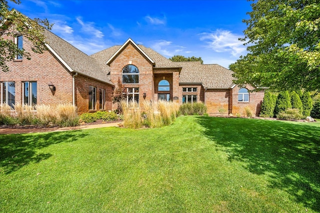 view of front of house featuring a front lawn