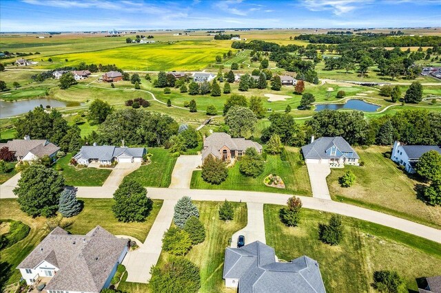 view of front of property featuring a front lawn