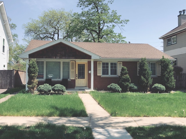 view of front of property with a front lawn and covered porch