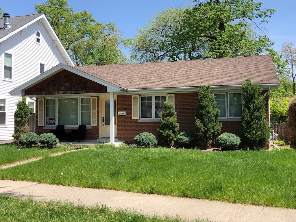 view of front facade with a porch and a front lawn