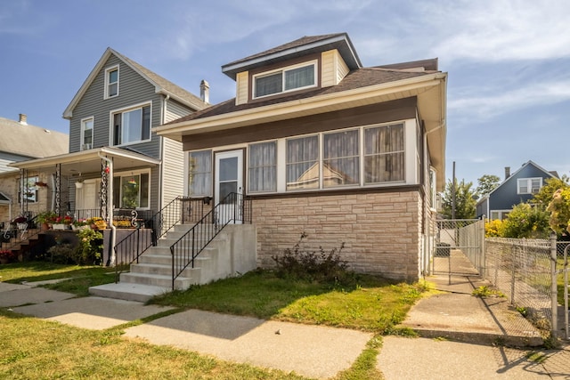 view of front of property featuring a front yard