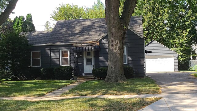 view of front of home featuring a front yard and a garage