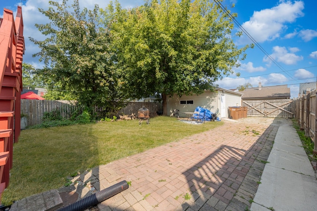 view of yard featuring a patio