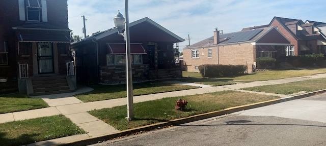 view of front facade featuring a front lawn