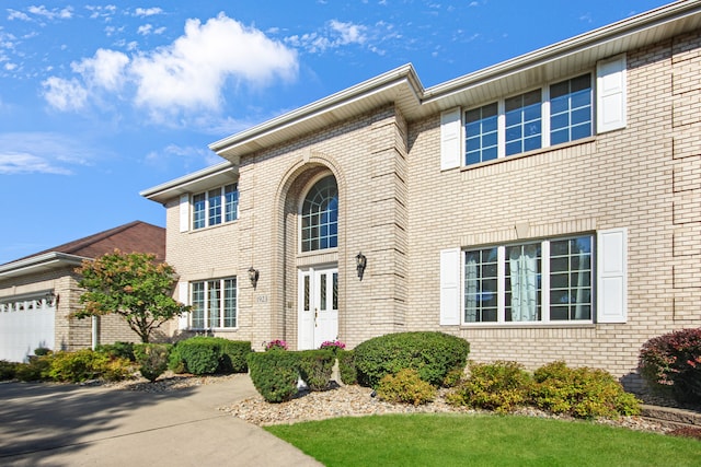 view of front facade featuring a garage