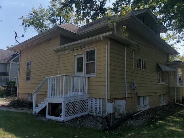 rear view of house featuring a lawn