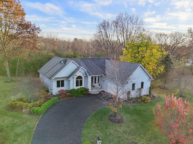 view of front of home featuring a front lawn