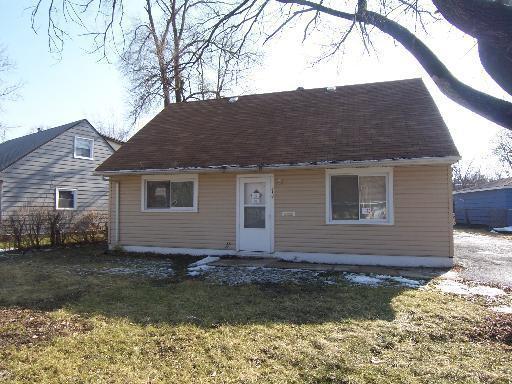 view of front facade featuring a front yard