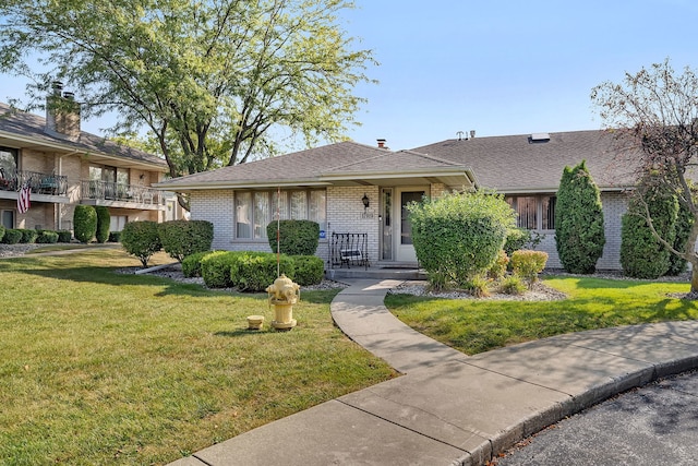 view of front of home featuring a front yard