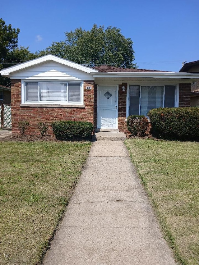 single story home with a front lawn