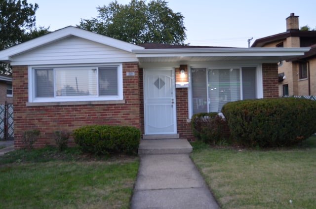 view of front facade featuring a front lawn