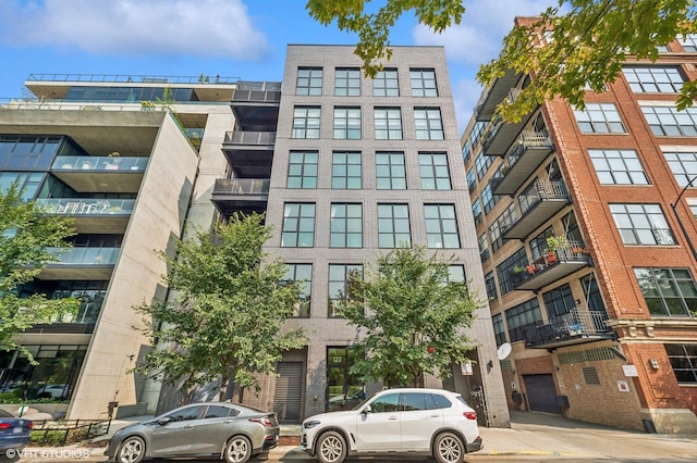 view of apartment building / complex