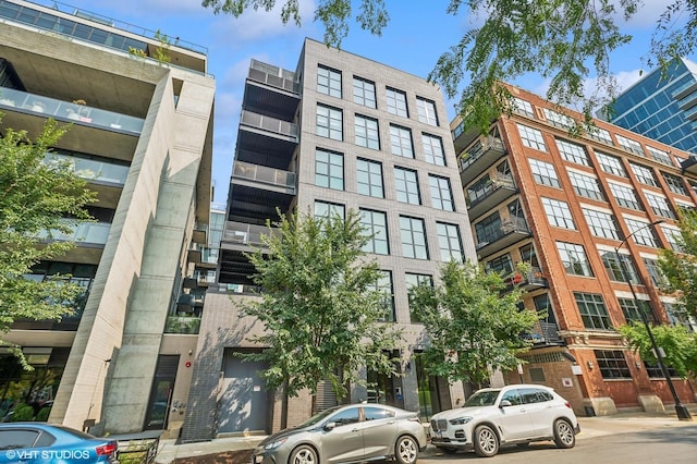 view of apartment building / complex