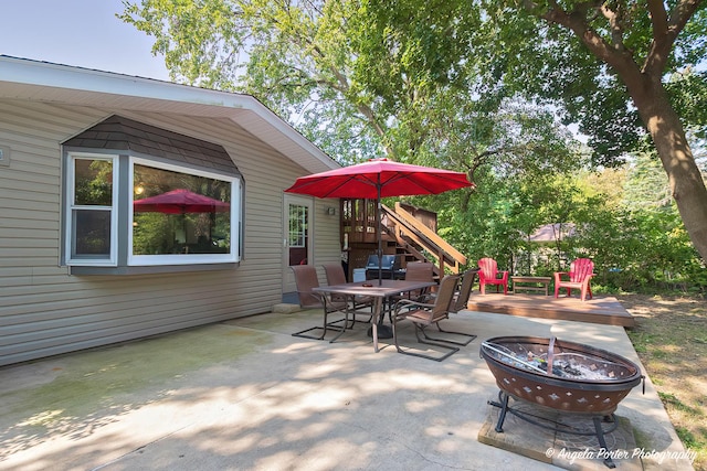 view of patio / terrace with a fire pit and outdoor dining space