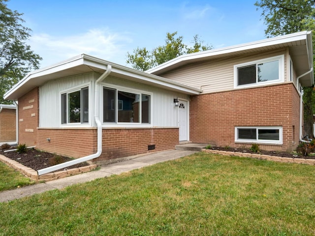 tri-level home featuring a front yard