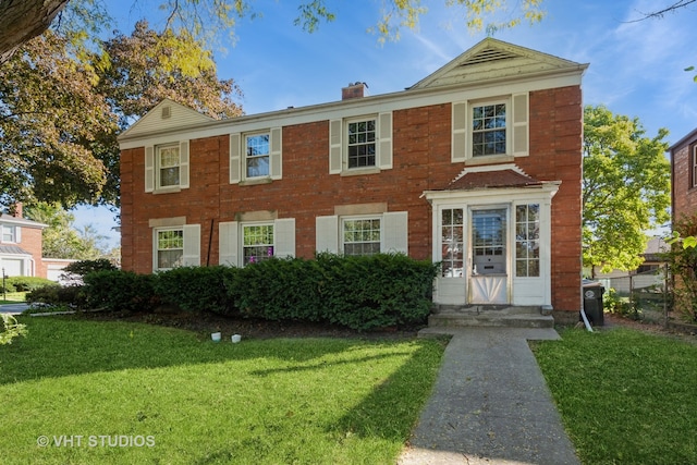 view of front of house featuring a front lawn