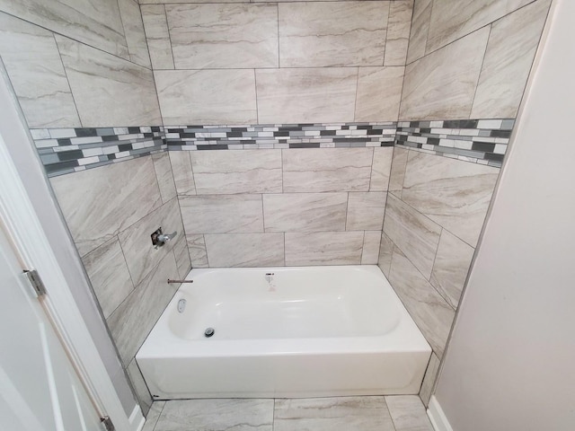 bathroom with tiled shower / bath