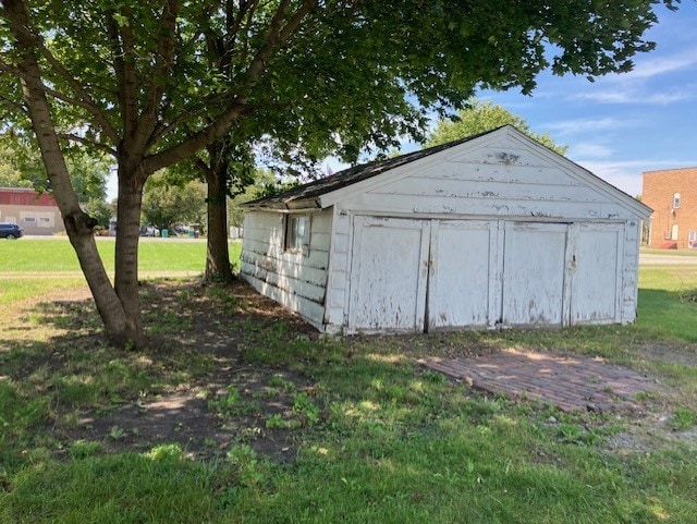 view of outdoor structure with a lawn