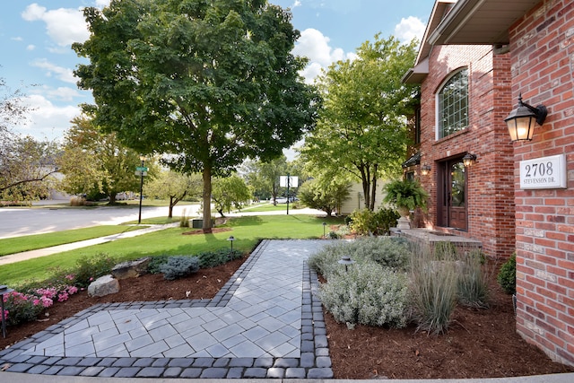 view of property's community featuring a lawn