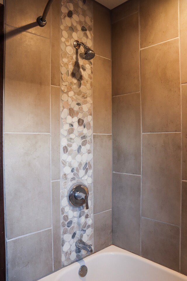 bathroom with tiled shower / bath combo