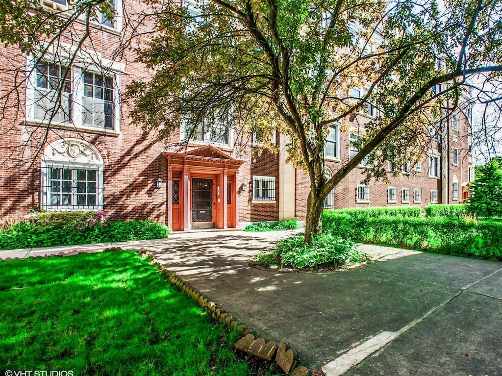 view of front of home featuring a front lawn