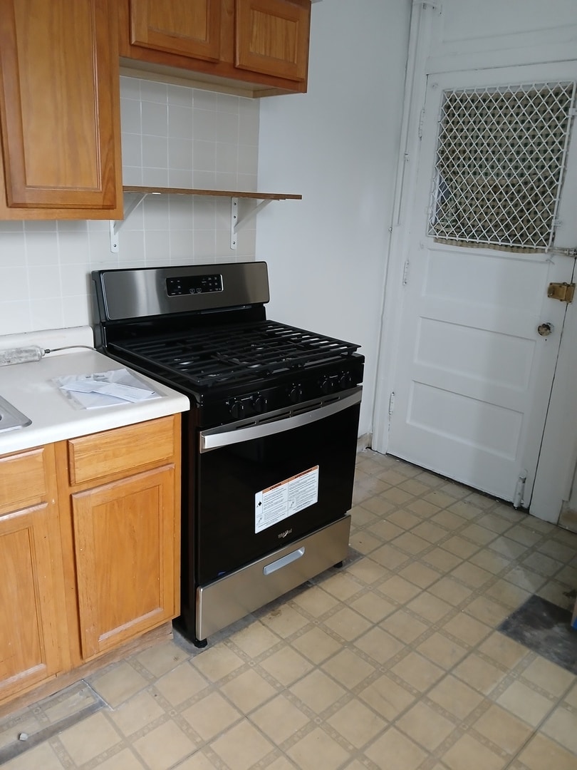 kitchen featuring tasteful backsplash and stainless steel gas stove