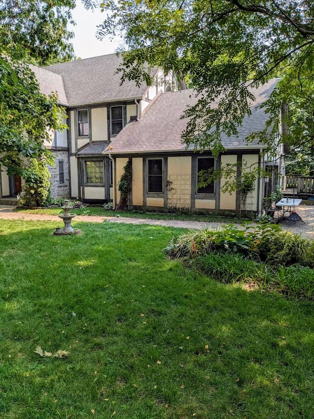 view of front facade with a front yard