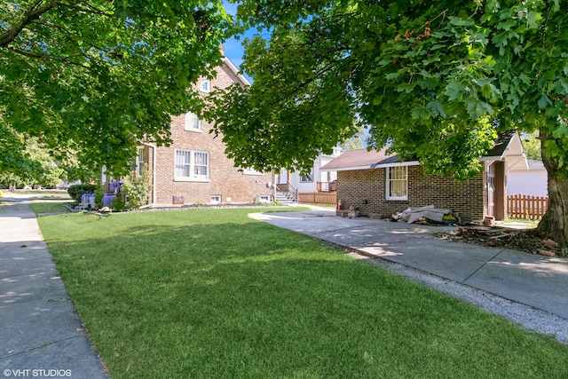 view of front of home featuring a front yard