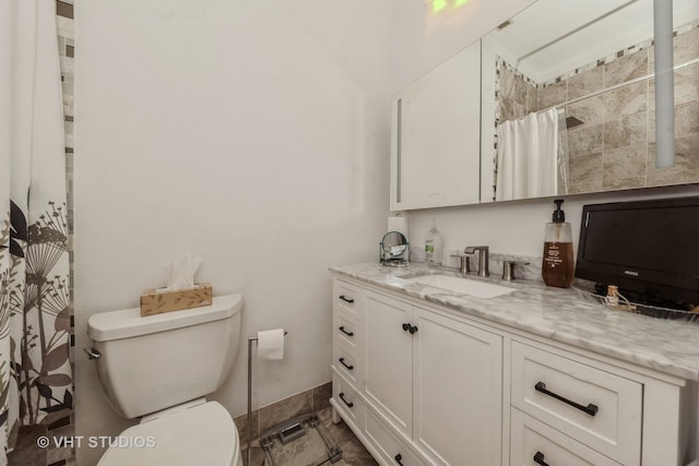 bathroom featuring a shower with curtain, vanity, and toilet