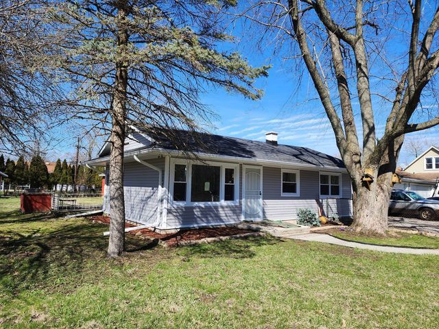 single story home with a front lawn