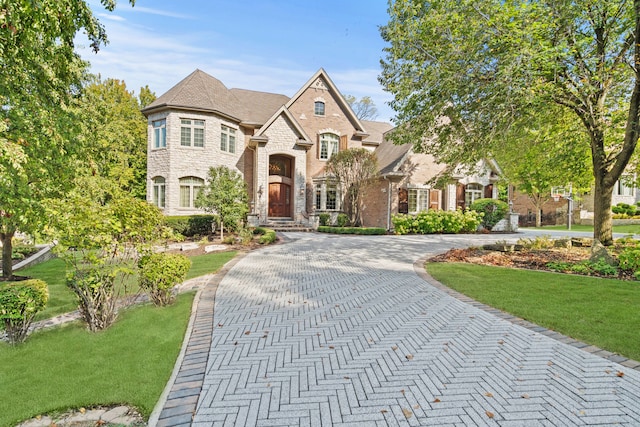 view of front of property featuring a front lawn