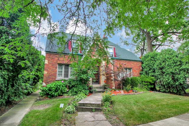 view of front of property with a front yard