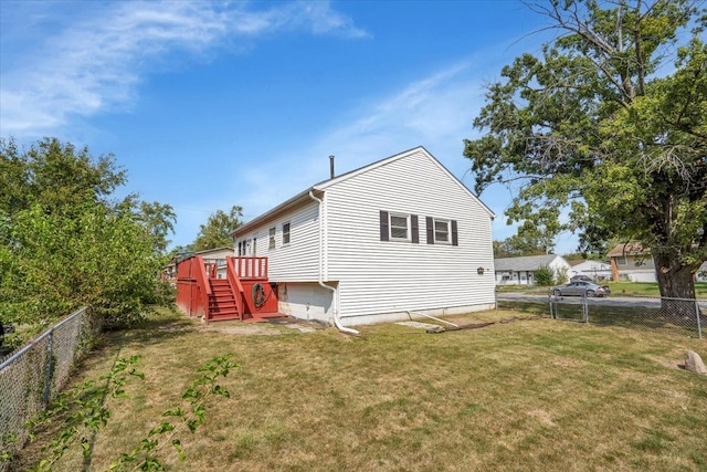 back of house featuring a lawn