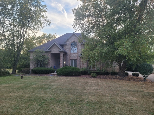 view of front facade featuring a front lawn