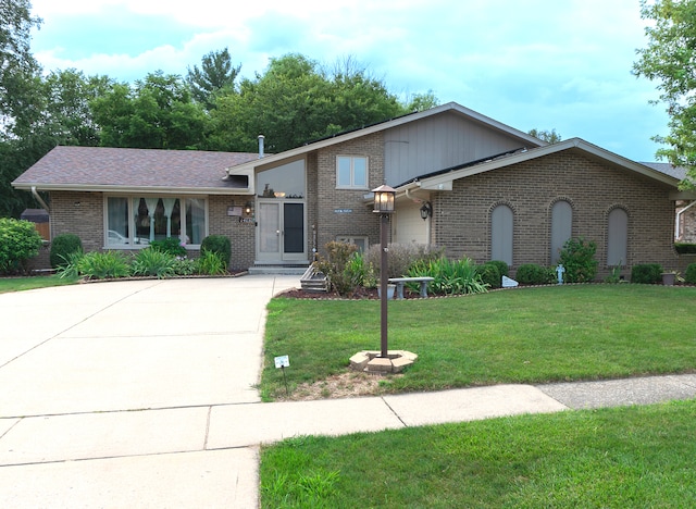 view of front of house with a front lawn