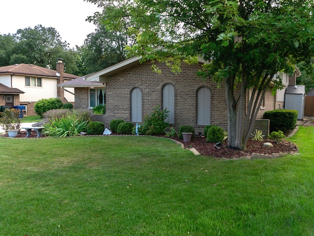 view of front facade featuring a front yard